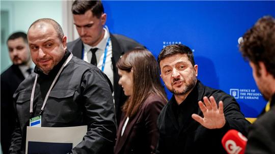 Der ukrainische Präsident Wolodymyr Selenskyj erklärt, dass die Friedensgespräche mit Russland unter US-Vermittlung wegen des Iran-Kriegs vertagt seien. (Archivbild)