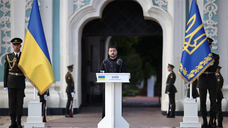 Der ukrainische Präsident Wolodymyr Selenskyj hält vor der Sophienkathedrale eine Rede anlässlich einer Gedenkfeier zum 35. Jahrestag der Unabhängigkeit der Ukraine.