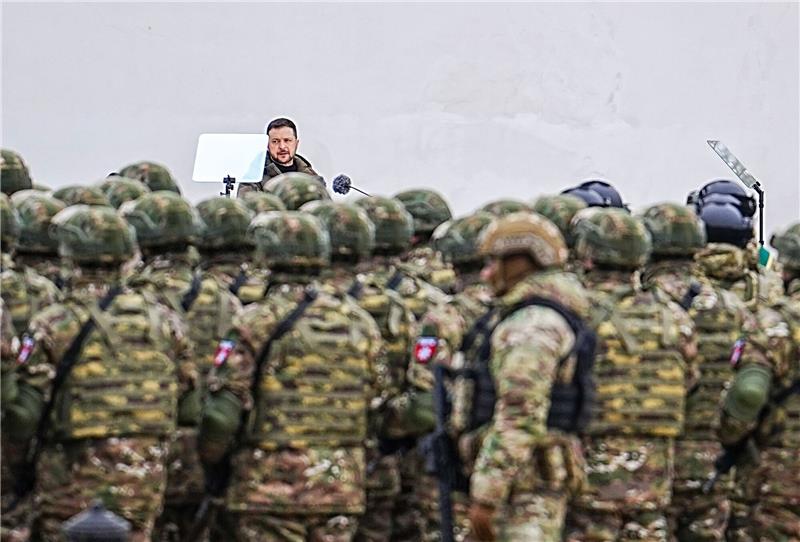 Selenskyj wirbt für Friedensgipfel Der ukrainische Präsident Wolodymyr Selenskyj hat am ersten Jahrestag des russischen Angriffskrieges den Widerstand seiner Landsleute gewürdigt und sich erneut siegessicher gezeigt.