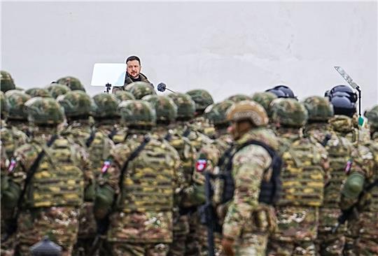 Der ukrainische Präsident Wolodymyr Selenskyj hat am ersten Jahrestag des russischen Angriffskrieges den Widerstand seiner Landsleute gewürdigt und sich erneut siegessicher gezeigt.