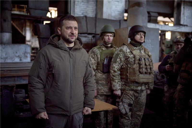 Der ukrainische Präsident Wolodymyr Selenskyj hat am Dienstag die Stadt Bachmut besucht.