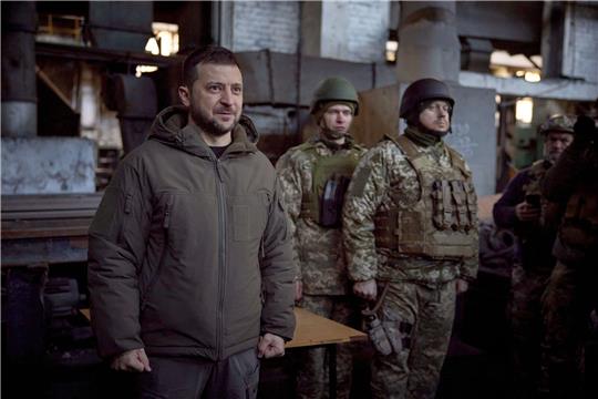 Der ukrainische Präsident Wolodymyr Selenskyj hat am Dienstag die Stadt Bachmut besucht.
