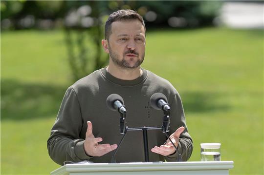 Der ukrainische Präsident Wolodymyr Selenskyj hofft, dass die versprochenen Waffenlieferungen schnell an der Front ankommen.
