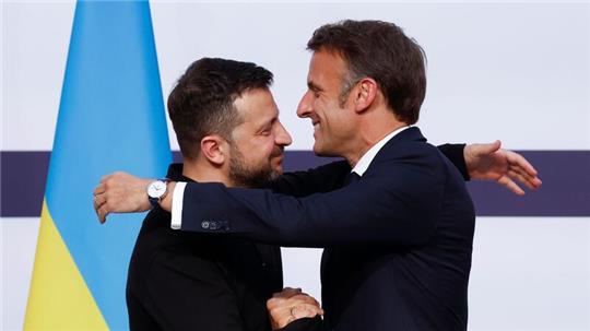 Der ukrainische Präsident Wolodymyr Selenskyj (l) kam mit Frankreichs Präsident Emmanuel Macron in Paris zusammen.