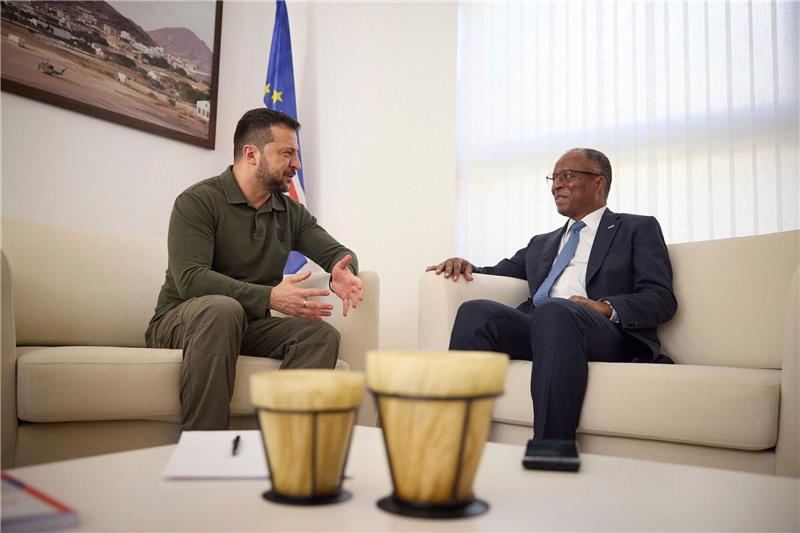 Krieg gegen die Ukraine - So ist die Lage Der ukrainische Präsident Wolodymyr Selenskyj (l.) trifft in Praia den kapverdischen Premierminister Ulisses Correia e Silva.