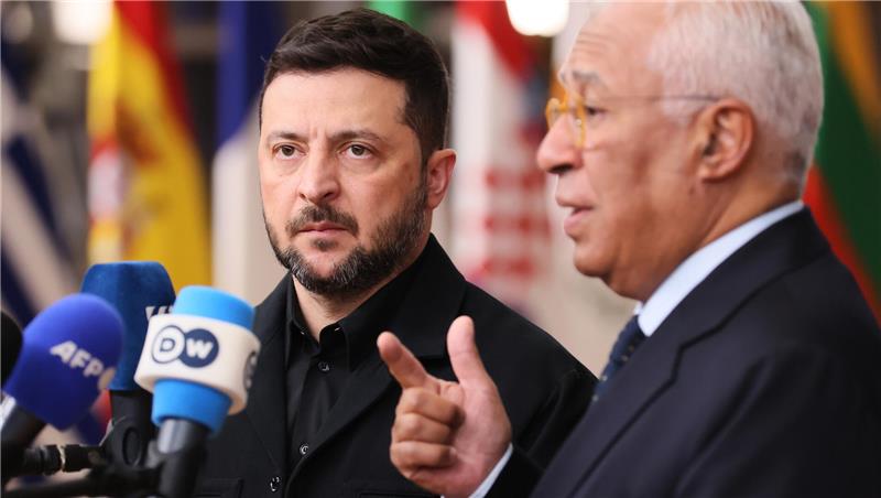 Der ukrainische Präsident Wolodymyr Selenskyj (l) und Antonio Costa, Präsident des Europäischen Rates, sprechen mit den Medien, als sie zu einem EU-Gipfel im Gebäude des Europäischen Rates eintreffen.