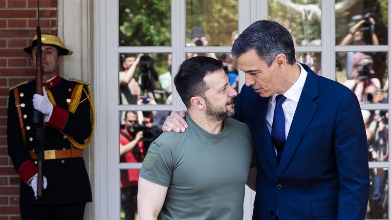 Krieg gegen die Ukraine: So ist die Lage Der ukrainische Präsident Wolodymyr Selenskyj (l) und der spanische Ministerpräsident Pedro Sanchez begrüßen sich beim Treffen im Regierungspalast Moncloa.