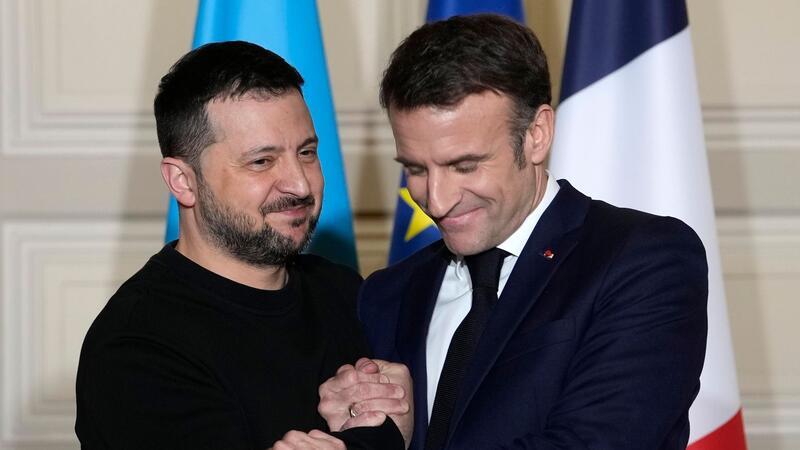 Krieg gegen die Ukraine: So ist die Lage Der ukrainische Präsident, Wolodymyr Selenskyj (l), wird kommenden Freitag bei einem offiziellen Besuch in Frankreich den französischen Präsidenten, Emmanuel Macron, treffen.