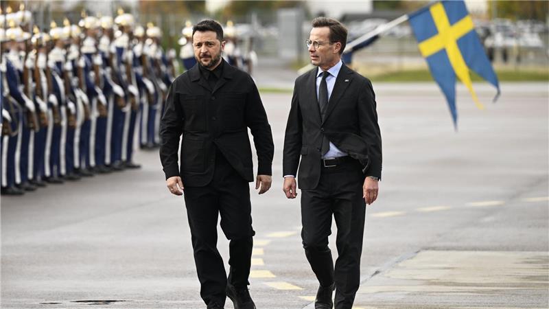 Der ukrainische Präsident Wolodymyr Selenskyj (links) wurde am Mittwoch von Regierungschef Ulf Kristersson (rechts) in Linköping begrüßt.