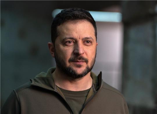 Der ukrainische Präsident Wolodymyr Selenskyj pochte in seiner abendlichen Videoansprache erneut auf mehr internationale Hilfe bei der Flugabwehr.