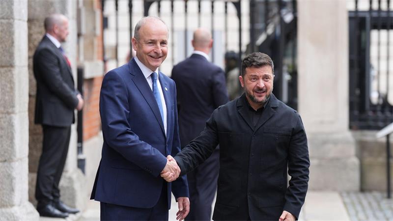 Der ukrainische Präsident Wolodymyr Selenskyj (r) reiste als Ehrengast zu Eröffnungsfeier nach Dublin. Er wurde von Regierungschef Micheál Martin begrüßt.