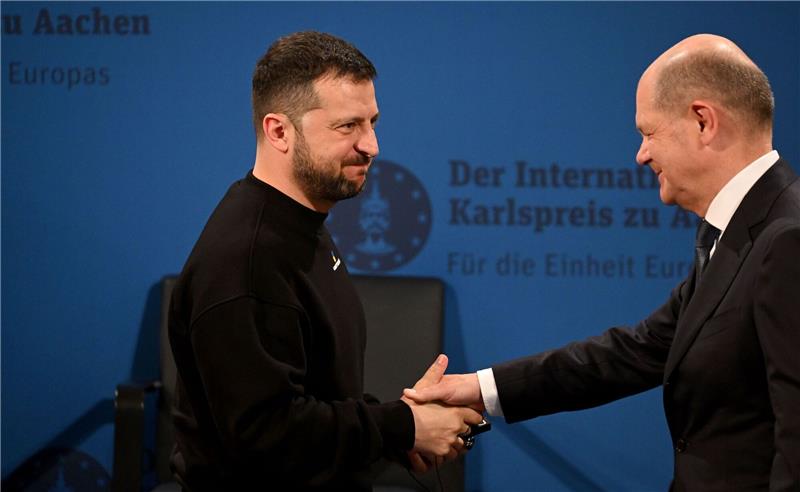 Der ukrainische Präsident Wolodymyr Selenskyj schüttelt Bundeskanzler Olaf Scholz nach dessen Rede bei der Verleihung des Karlspreises die Hand.