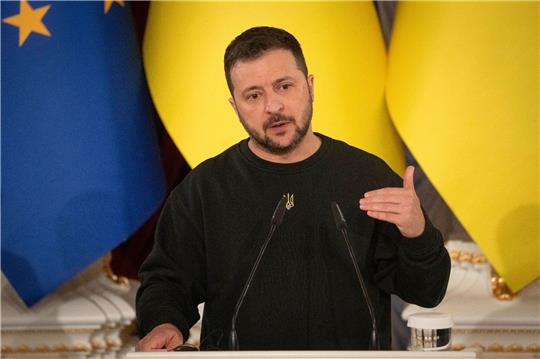 Der ukrainische Präsident Wolodymyr Selenskyj spricht während einer Pressekonferenz.