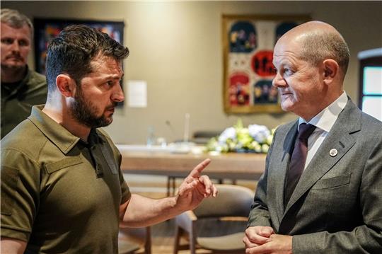 Der ukrainische Präsident Wolodymyr Selenskyj spricht beim Gipfeltreffen der Europäischen Politischen Gemeinschaft in Moldau am 2. Juni mit Bundeskanzler Olaf Scholz (SPD).