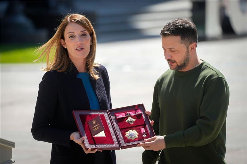 Der ukrainische Präsident Wolodymyr Selenskyj überreicht die ukrainische Staatsauszeichnung an die Präsidentin des Europäischen Parlaments Roberta Metsola.