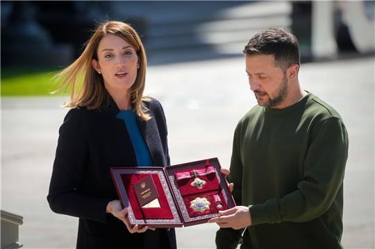 Der ukrainische Präsident Wolodymyr Selenskyj überreicht die ukrainische Staatsauszeichnung an die Präsidentin des Europäischen Parlaments Roberta Metsola.