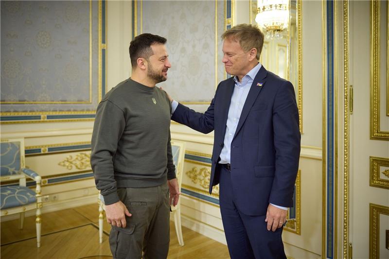 Der ukrainische Präsident Wolodymyr Selenskyj und der britische Verteidigungsminister Grant Shapps haben sich in Kiew getroffen.