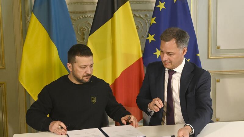 Der ukrainische Präsident Wolodymyr Selenskyj und der belgische Premierminister Alexander De Croo unterzeichnen eine Vereinbarung über bilaterale Sicherheitszusammenarbeit.
