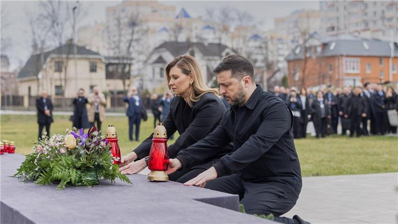 Der ukrainische Präsident Wolodymyr Selenskyj und seines Frau Olena gedenken der Opfer russischer Massaker in der Kleinstadt Butscha zu Beginn des Angriffskrieges 2022.