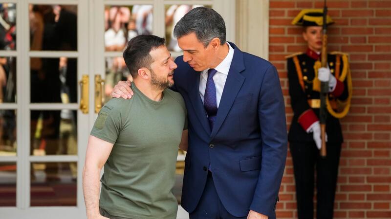 Selenskyj-Besuch: Spanien sichert Ukraine Milliardenhilfe zu Der ukrainische Präsident Wolodymyr Selenskyj wird von Spaniens Ministerpräsident Pedro Sánchez empfangen.