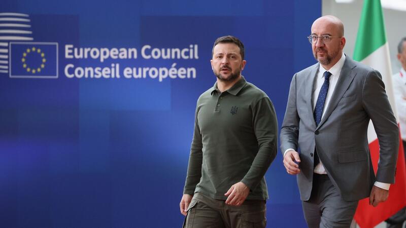 EU und Ukraine unterzeichnen Sicherheitsvereinbarung Der ukrainische Präsident Wolodymyr Selenskyj (l) und EU-Ratspräsident Charles Michel in Brüssel.
