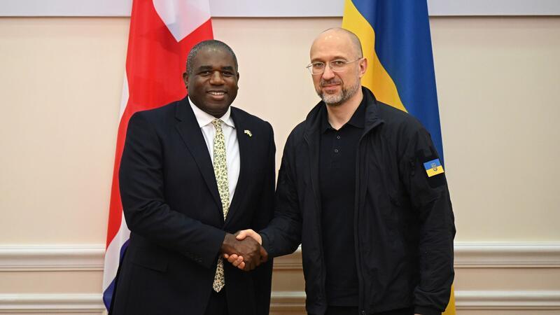 Blinken besucht Kiew - Ukraine hofft auf Weitschusserlaubnis Der ukrainische Regierungschef Denys Schmyhal hat den britischen Außenminister David Lammy nochmals um die Freigabe weitreichender Waffen gebeten.