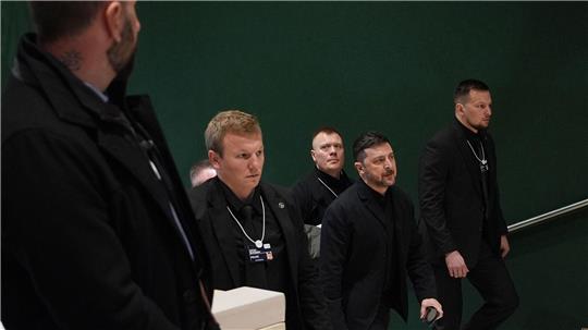 Der ukrainische Staatschef Selenskyj spricht in Davos mit US-Präsident Donald Trump.