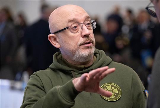 Der ukrainische Verteidigungsminister Olexij Resnikow ist wegen Berichten über überteuerte Lebensmittelankäufe zu einer Anhörung vors Parlament geladen worden.