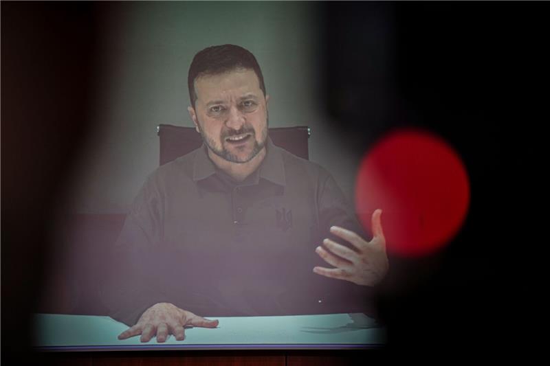 Der ukrainische Wolodymyr Selenskyj bei einer Liveübertragung zum 6. Deutsch-Ukrainischen Businessforum der DIHK in Berlin.