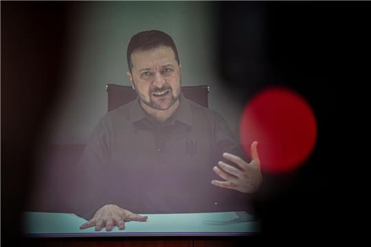 Der ukrainische Wolodymyr Selenskyj bei einer Liveübertragung zum 6. Deutsch-Ukrainischen Businessforum der DIHK in Berlin.