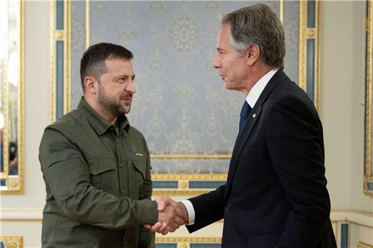 Der ukrainische Präsident Wolodymyr Selenskyj begrüßt US-Außenminister Antony Blinken in Kiew.