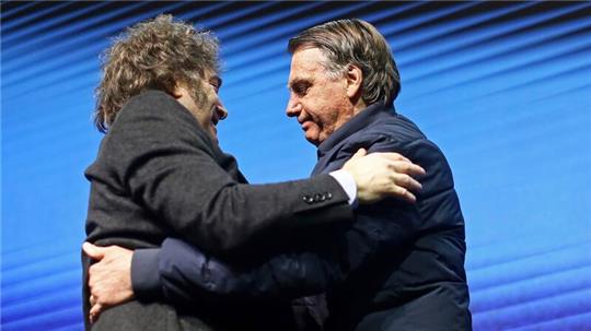 Der ultraliberale Milei und der rechte Bolsonaro treffen sich bei der rechten CPAC-Konferenz in Brasilien.