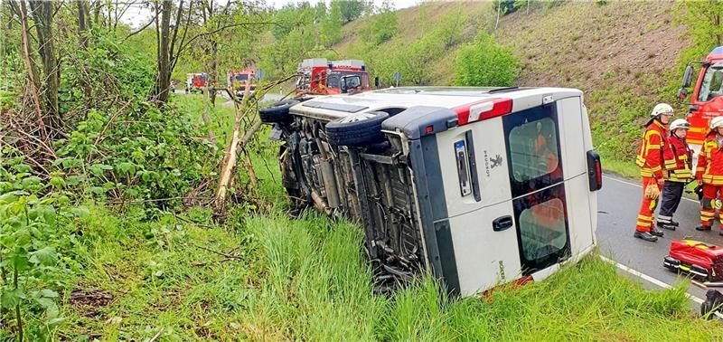 Schulbus kracht bei Astfeld gegen Straßenbaum und kippt um Der umgekippte Kleinbus an der Astfelder Abfahrt. Foto: Feuerwehr Goslar