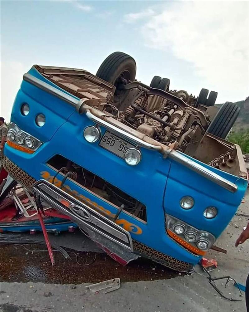 Der umgestürzte Bus an der Unfallstelle: Mehrere Menschen wurden getötet oder verletzt.
