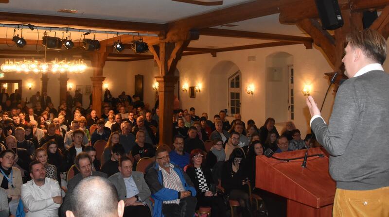 Der umstrittene AfD-Europaabgeordnete Maximilian Krah bei seinem Auftritt am Samstag im Bündheimer Schloss. Wenn Krah, wie beabsichtigt, in den Bundestag einzieht, könnte der AfD-Politiker Jens Kestner aus Northeim nachrücken.