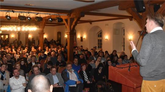 Der umstrittene AfD-Europaabgeordnete Maximilian Krah bei seinem Auftritt am Samstag im Bündheimer Schloss. Wenn Krah, wie beabsichtigt, in den Bundestag einzieht, könnte der AfD-Politiker Jens Kestner aus Northeim nachrücken.