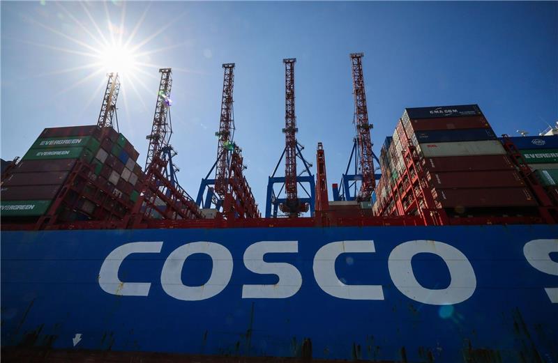 Der umstrittene Einstieg des chinesischen Staatskonzerns Cosco bei einem Hamburger Container-Terminal ist unter Dach und Fach.