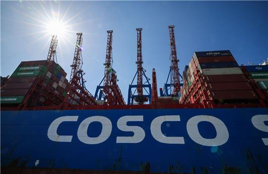 Der umstrittene Einstieg des chinesischen Staatskonzerns Cosco bei einem Hamburger Container-Terminal ist unter Dach und Fach.