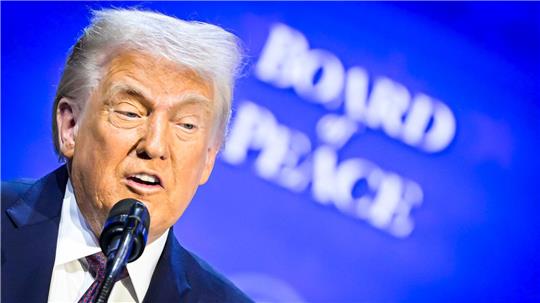 Der umstrittene Friedensrat ist ganz auf ihn zugeschnitten: US-Präsident Donald Trump hat den Vorsitz inne. (Archivbild)