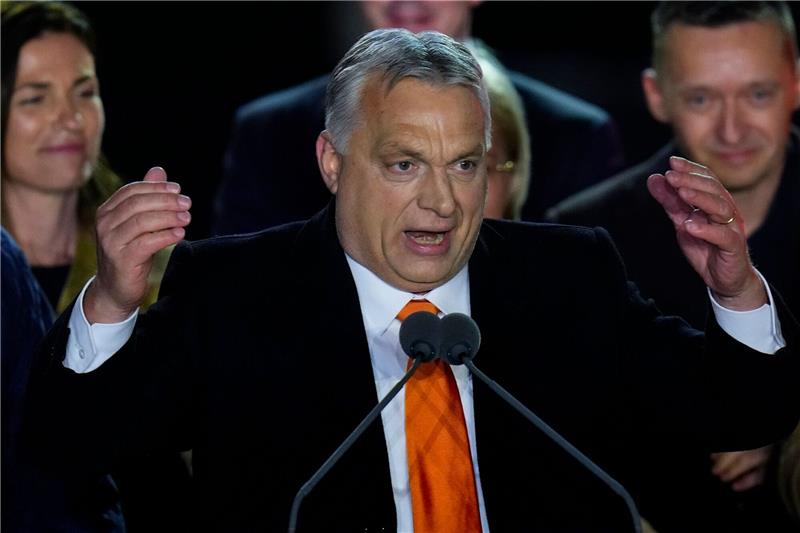 Der ungarische Ministerpräsident Viktor Orban dankt jubelnden Anhängern während einer Wahlparty in Budapest.