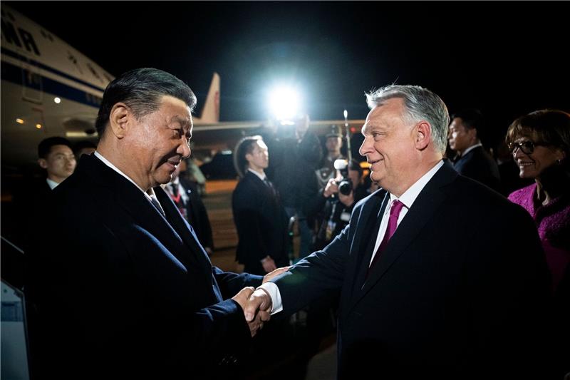Xi und Orban vereinbaren „strategische Partnerschaft” Der ungarische Ministerpräsident Viktor Orban (r) begrüßt den chinesischen Präsidenten Xi Jinping auf dem Flughafen Budapest Liszt Ferenc.