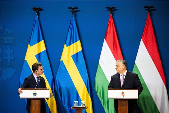 Der ungarische Premierminister Viktor Orban (r) spricht mit dem schwedischen Premierminister Ulf Kristersson während einer Pressekonferenz in Budapest.