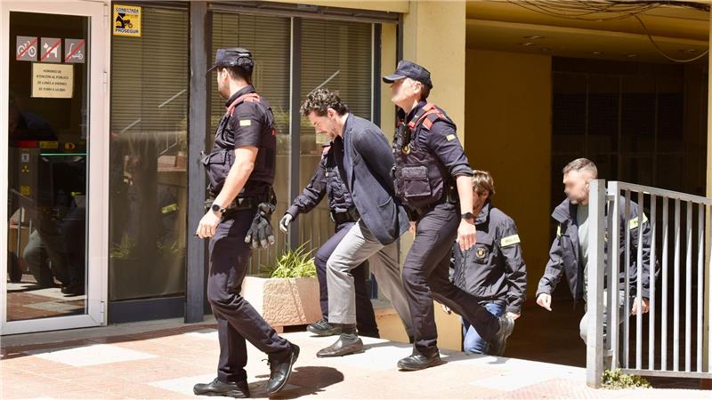Der unter Mordverdacht an seinem Vater, dem Mango-Gründer Isak Andic, stehende Jonathan Andic, lässt seine Arbeit in der Führung des Modekonzerns vorübergehend ruhen, um sich auf seine Verteidigung zu konzentrieren. 