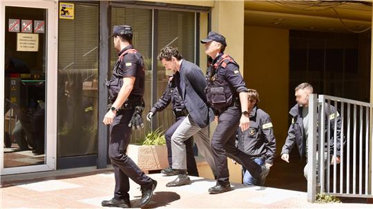 Der unter Mordverdacht an seinem Vater, dem Mango-Gründer Isak Andic, stehende Jonathan Andic, lässt seine Arbeit in der Führung des Modekonzerns vorübergehend ruhen, um sich auf seine Verteidigung zu konzentrieren. 