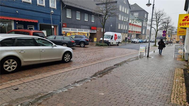 Der untere Bereich der Adolph-Roemer-Straße ist schon asphaltiert. Im März soll es voraussichtlich mit dem oberen Teil weitergehen.