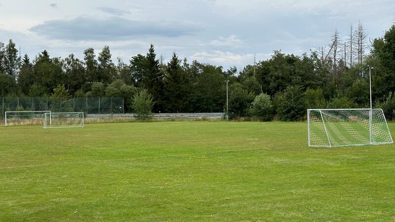 Der untere Sportplatz wird gerade gepflegt und auf die Fußball-Saison vorbereitet, an der erstmals nach langer Zeit wieder eine Herrenmannschaft des HSV teilnimmt.