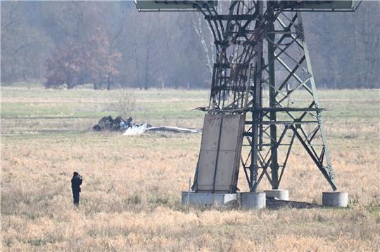 Der verbrannte Strommast auf einem Feld unweit der Tesla-Fabrik in Grünheide.