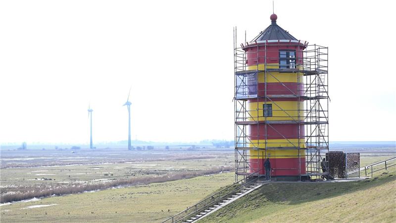 Der vergleichsweise kleine Leuchtturm ist schon seit Jahren nicht mehr im Dienst - dafür aber ein beliebtes Fotomotiv in Ostfriesland. 