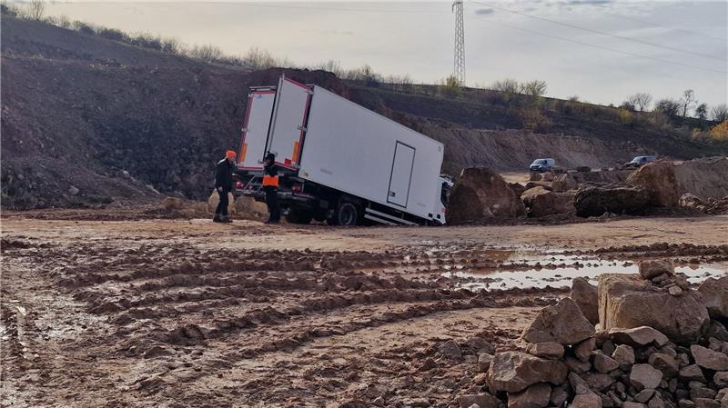 Ein Lkw in dem Steinbruch.