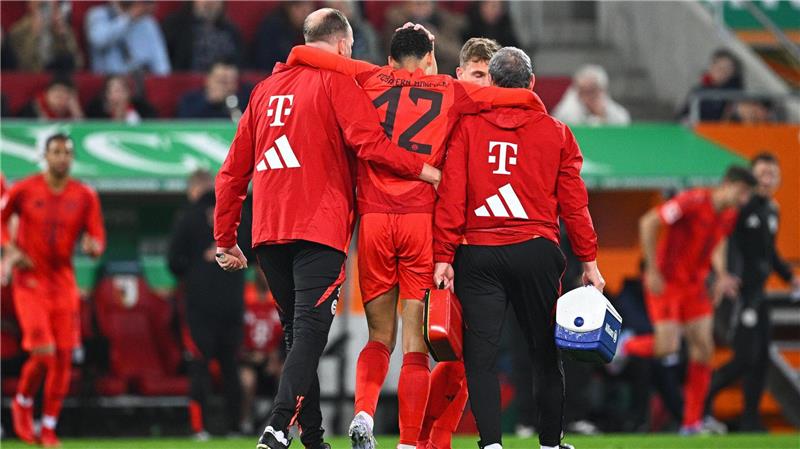 Müllers Bayern-Servus mit Untertönen nach Musiala-Schock Der verletzte Jamal Musiala (M) muss beim Verlassen des Platzes gestützt werden.